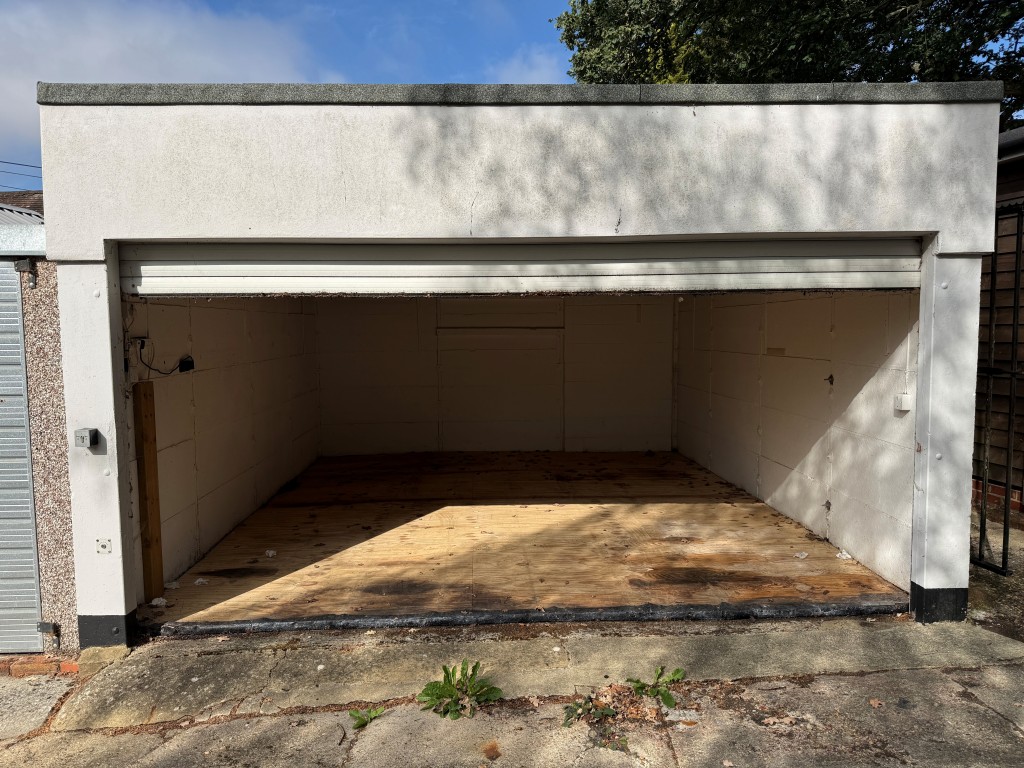 Lot: 11 - DETACHED PROPERTY ARRANGED AS OFFICES AND GARAGES WITH POTENTIAL - Double garage